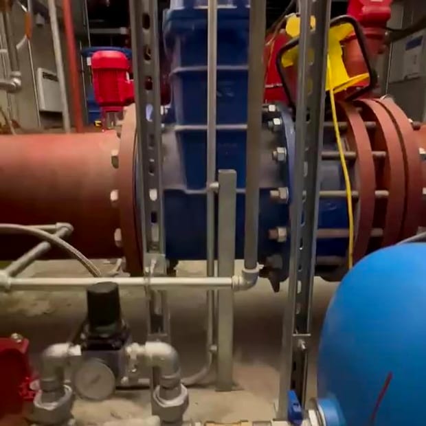 Valve set and pressure vessel in a pump house