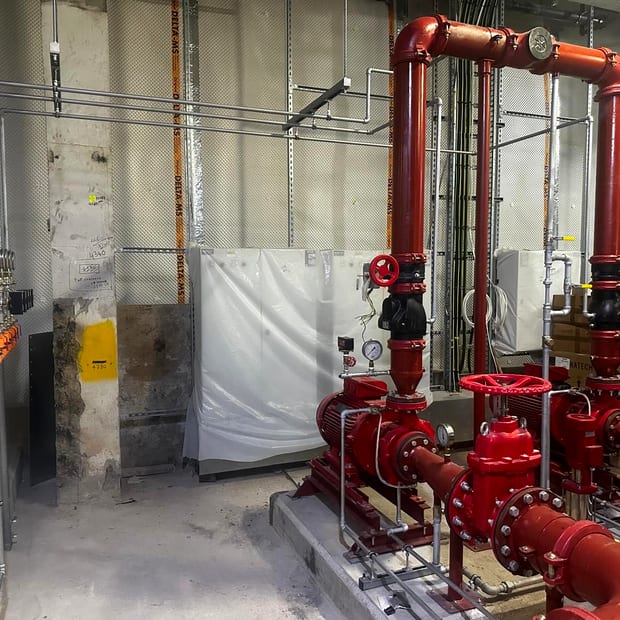Sprinkler valve set and riser pipework in a plant room